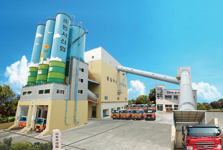동서산업 전경 - 친환경을 지향하는 레미콘 공장을 의미하기 위해 푸른 하늘로 디자인되었다.(다른 각도)